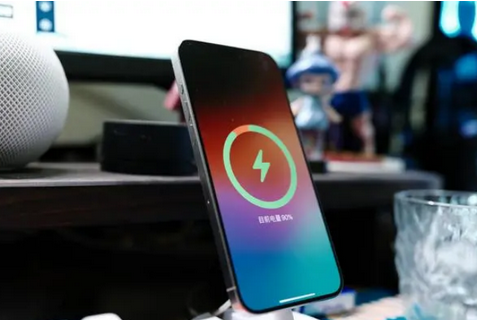保康苹果15换屏服务分享用什么充电器给iPhone15充电更好 